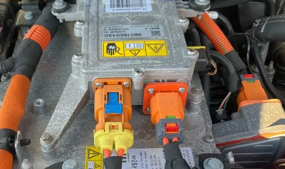 Jeep Avenger Voltage converter/converter module 9851960480