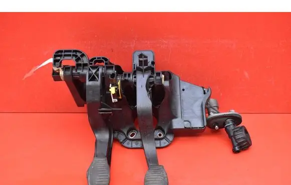 Accelerator throttle pedal