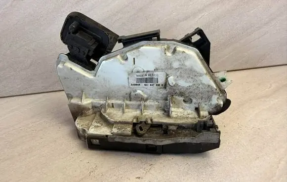 Volkswagen Jetta VI Front door lock 5K1837016B