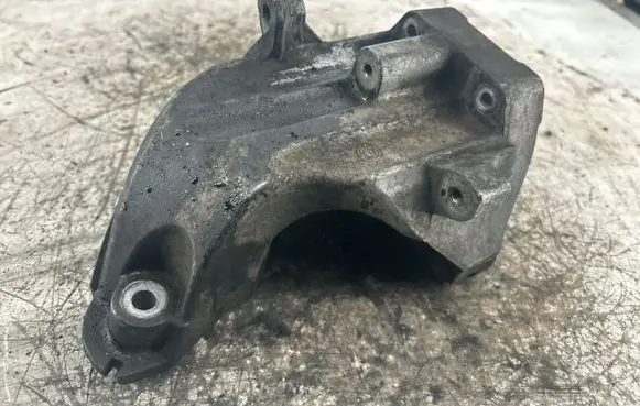 Mercedes-Benz E W212 Engine mounting bracket A6512230004
