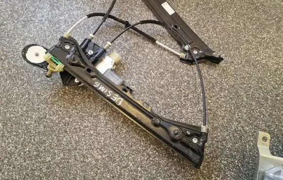 BMW 4 F36 Gran coupe Front door window regulator with motor
