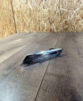 Front fender indicator light