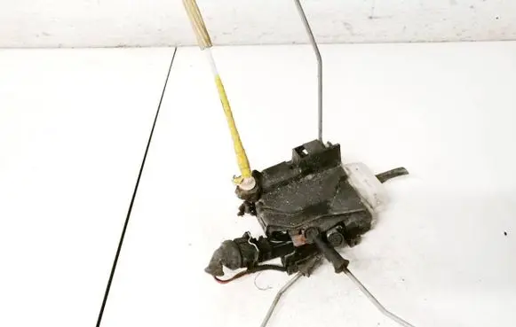 Audi 100 S4 C4 Front door lock 4A0173