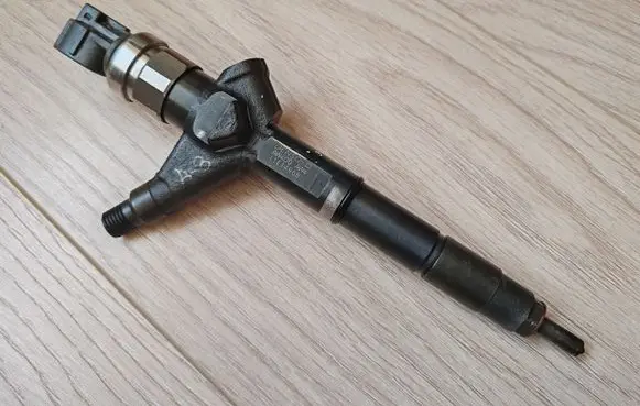 Nissan Almera N16 Fuel injector AW400AW4