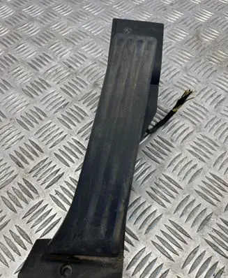 Accelerator throttle pedal