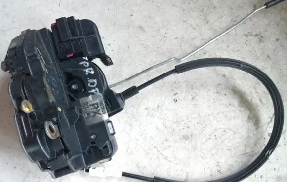 Opel Insignia A Front door lock 13578023