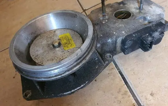 Volkswagen PASSAT B3 Fuel distributor 026133353 0438121011