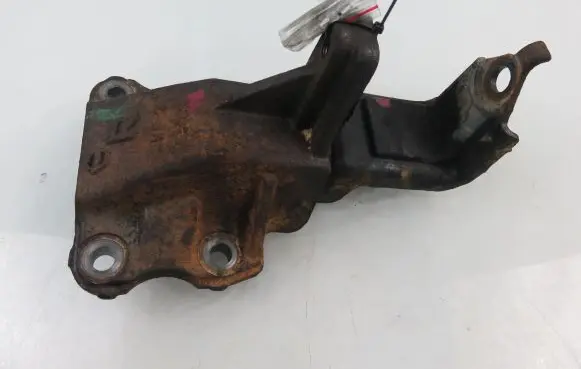 Nissan Pathfinder R51 Engine mounting bracket