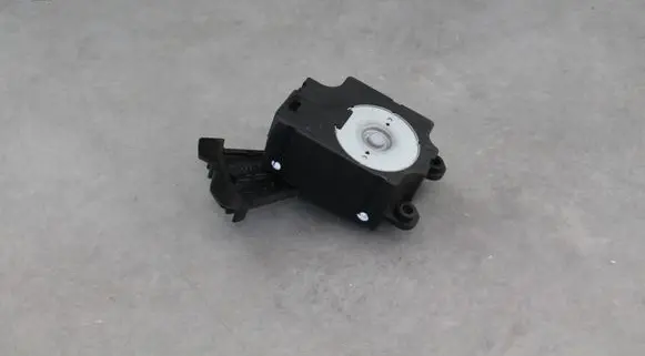 Peugeot 2008 I Air flap motor/actuator T1006419G