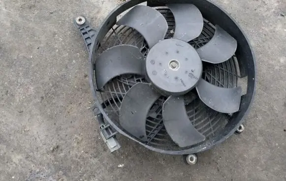 Mitsubishi Space Star Radiator cooling fan shroud