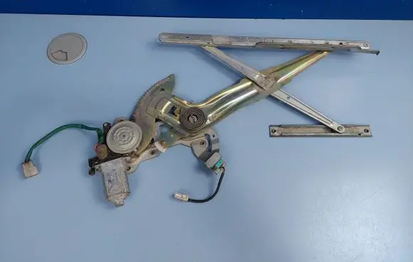 Mitsubishi Pajero Sport I Front door window regulator with motor MR144595 0621006536