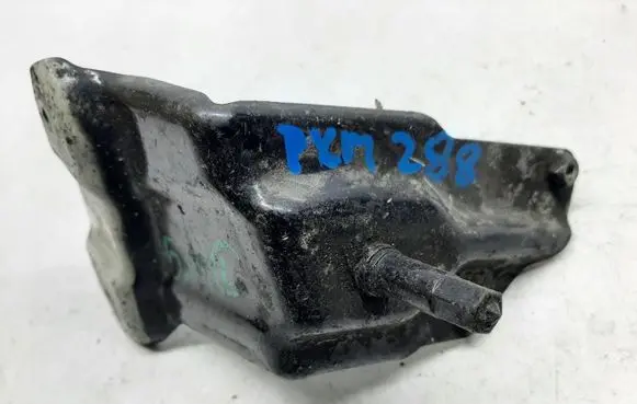 Volkswagen Golf Plus Fender mounting bracket 5M0821135