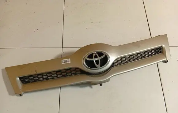 Toyota Corolla Verso AR10 Front grill 531110f010 53111-0f010