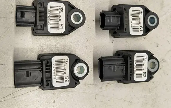 Toyota Avensis T270 Airbag deployment crash/impact sensor 8983105060 8983102150