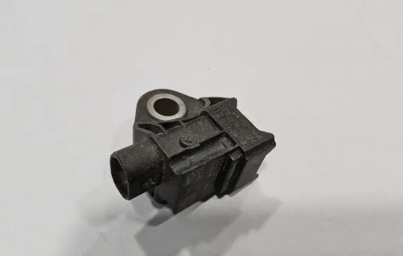 Mercedes-Benz C W205 Airbag deployment crash/impact sensor A2139051300 869108