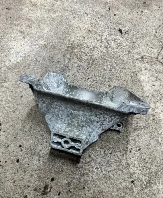 Gearbox mounting bracket