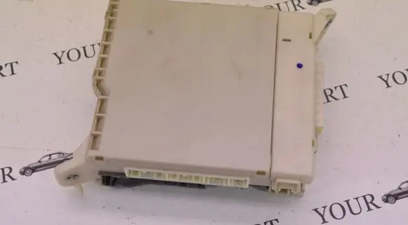 Lexus GS 300 350 430 450H Fuse module 8273030631