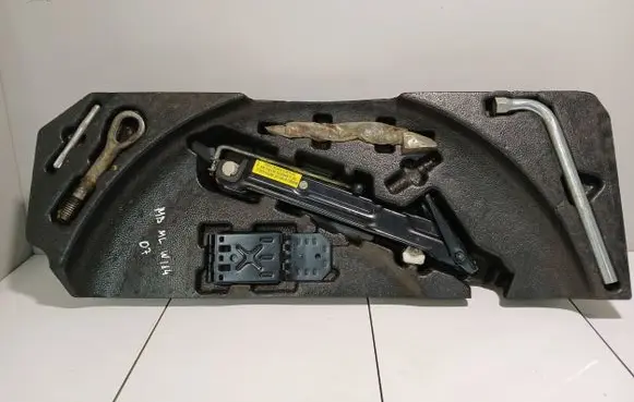Mercedes-Benz ML W164 Tool set A1648990614