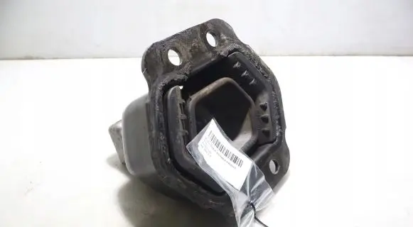 Engine mount vacuum valve