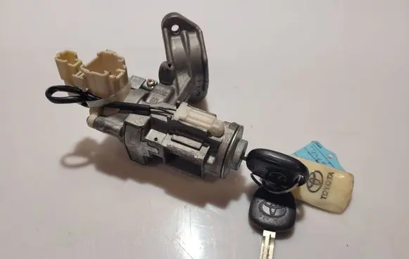 Toyota Corolla Verso E121 Ignition lock 45020336