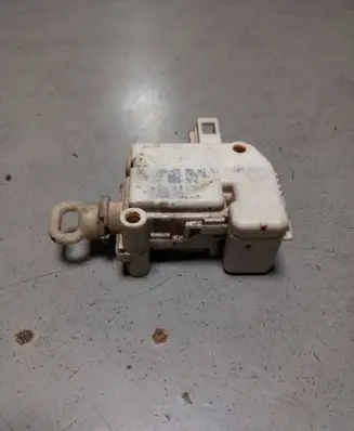 Volkswagen PASSAT B5 Central locking motor 3B0959781