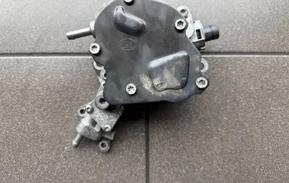 Volkswagen Jetta V Vacuum pump 038145209N