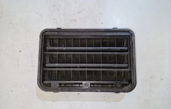 BMW 6 E63 E64 Quarter panel pressure vent 8377280