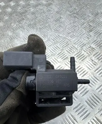 Volkswagen Touran I Turbo solenoid valve 03C906283