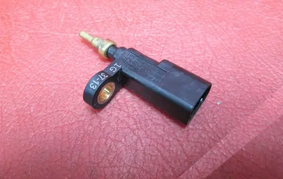 Volkswagen Golf VII Coolant temperature sensor 03F919501B