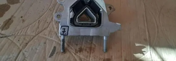 Peugeot 208 II Engine mount bracket 9826533380