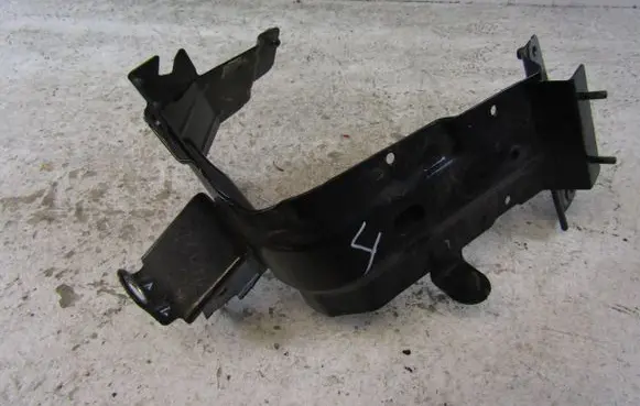 Audi Q7 4M Fender mounting bracket 4M0821137B