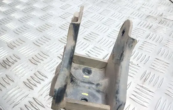 Suzuki SX4 Engine mounting bracket