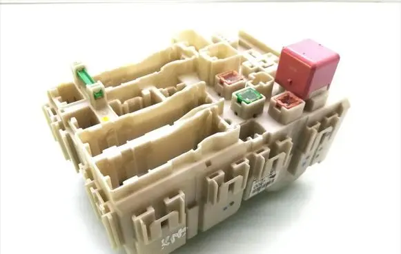 Toyota Avensis T270 Fuse module 82730-05150-B 1398-10I07