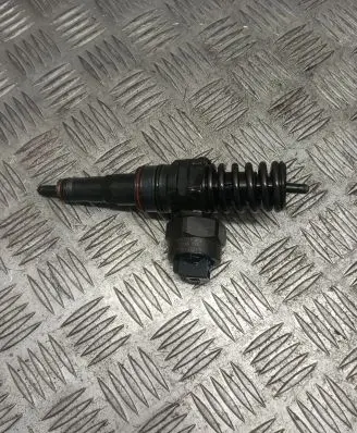 Skoda Fabia Mk1 (6Y) Fuel injector 038130073J