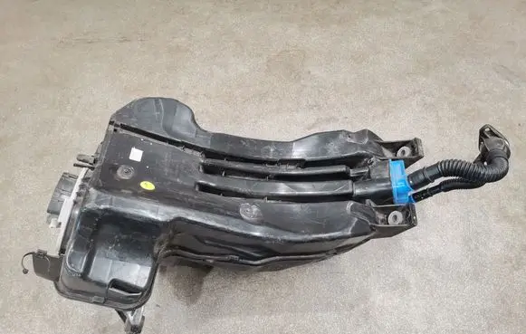 Audi Q7 4M AdBlue liquid reservoir 4M0131878