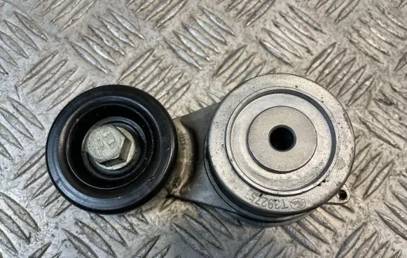 Hyundai ix35 Generator/alternator belt tensioner 32000044