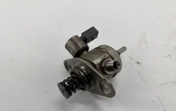 BMW 1 F20 F21 Fuel injection high pressure pump 7607159