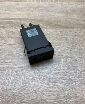 Volkswagen PASSAT B5 Windscreen/window heater switch 3B0959621B