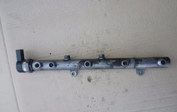 Audi A8 S8 D3 4E Fuel distributor 057130090H VD266