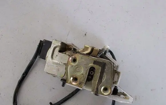 Mazda 323 F Rear door lock 