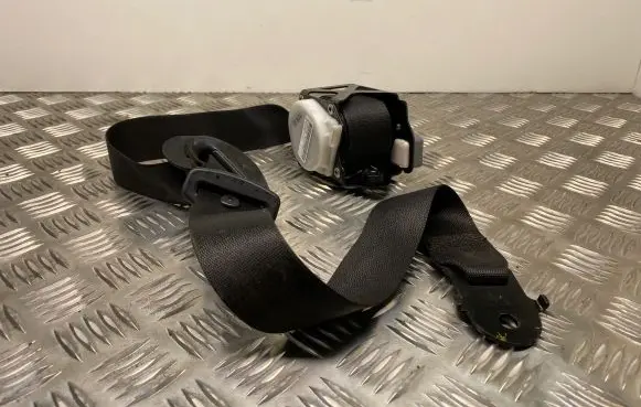 BMW X6 E71 Front seatbelt 716104209 7161042