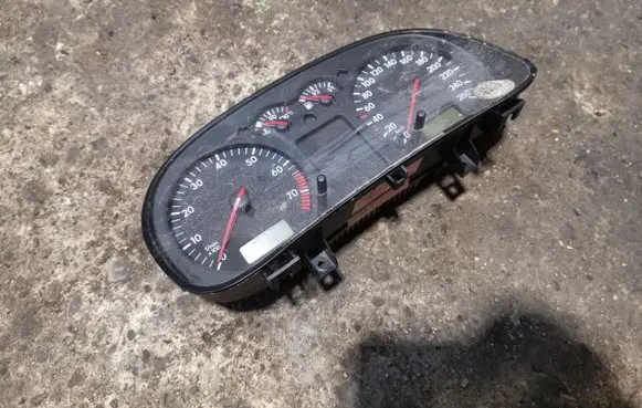Volkswagen Golf IV Speedometer (instrument cluster) 1J0920805B