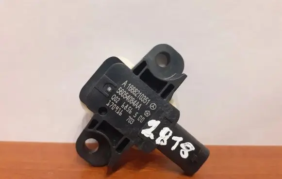 Mercedes-Benz GLS X166 Airbag deployment crash/impact sensor A1668210351 2818