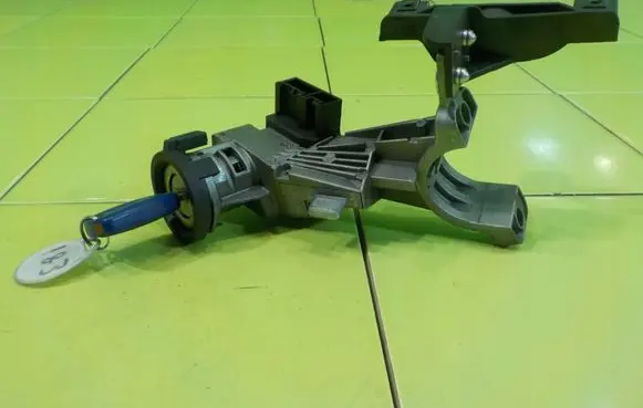 Opel Combo D Ignition lock 01098401