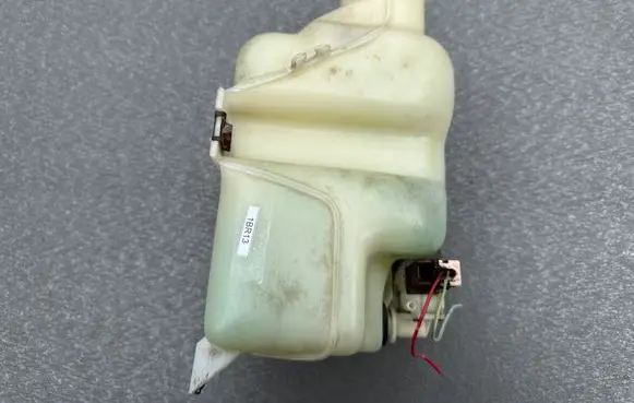 Windshield washer fluid reservoir/tank