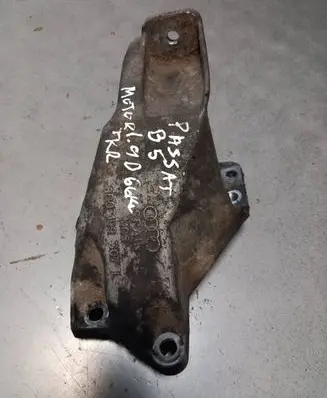 Volkswagen PASSAT B5 Engine mounting bracket 8D0199307L