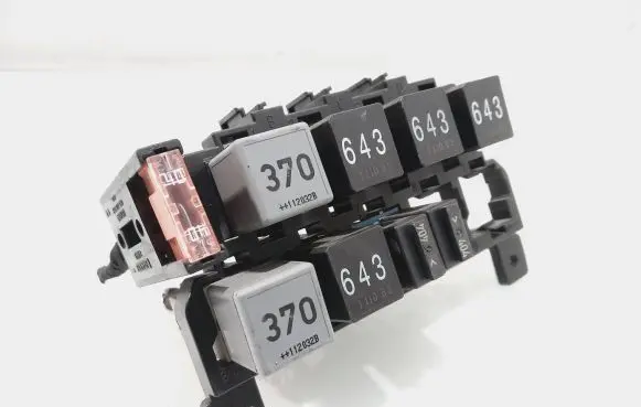 Audi A6 S6 C6 4F Relay mounting block 4F0937503 643 370