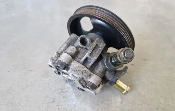 Mitsubishi Pajero Sport I Power steering pump MR448507