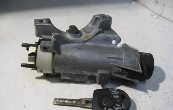 Volkswagen PASSAT B5 Ignition lock 4D0905851E