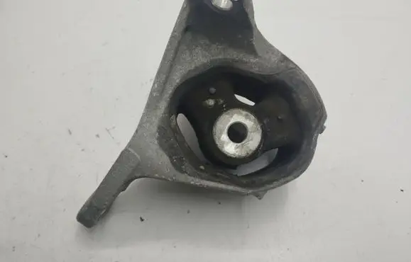 Honda CR-V Engine mount bracket